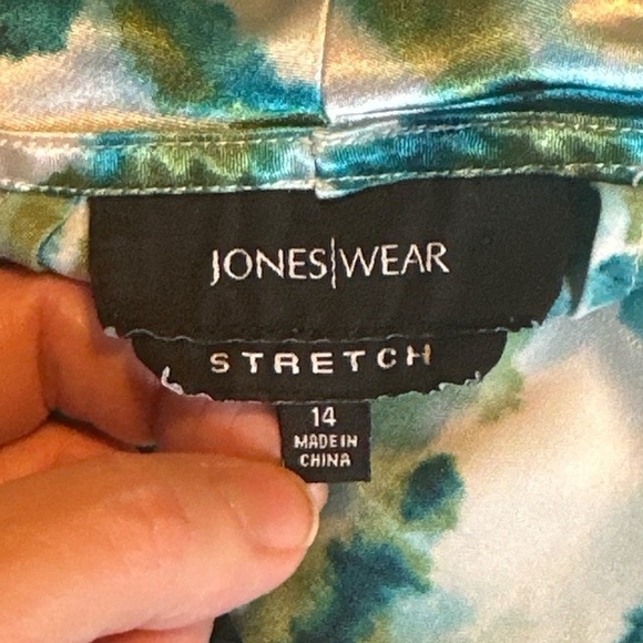 Jones wear stretch satin sleeveless cowl neckline pullover blouse. - Picture 6 of 7